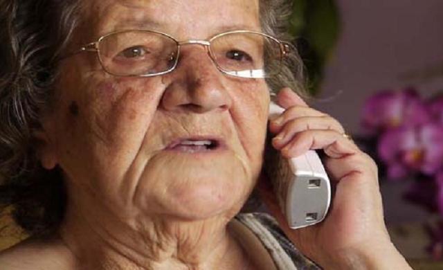 Telefonáló idős nő