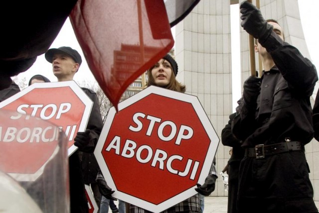 lengyel abortuszellenes tüntetők