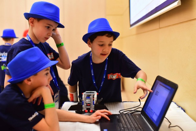 Gyerekek a National Instruments által rendezett napon