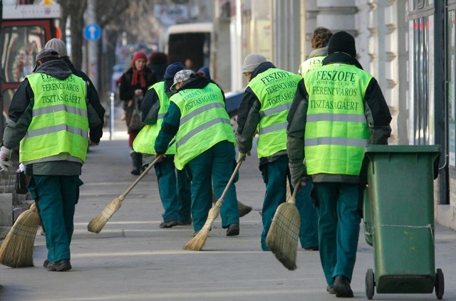 Közmunkások