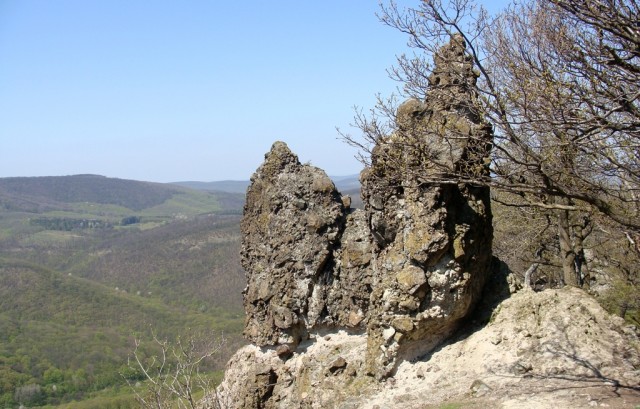 Rám-szakadék vadálló kövek