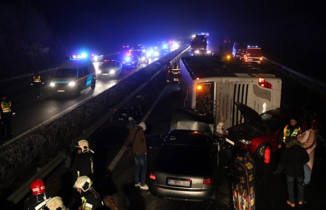 Összetört járművek 2016. december 18-án kora hajnalban az M3-as autópályán a Miskolc felé vezető oldalon, a Mezőkeresztes és Mezőkövesd közötti részen, ahol az elsődleges adatok szerint hárman meghaltak egy buszbalesetben. A már felborult járműnek több autó is nekirohant, ketten súlyosan, huszonhárman pedig könnyebben sérültek meg. MTI Fotó: Vajda János