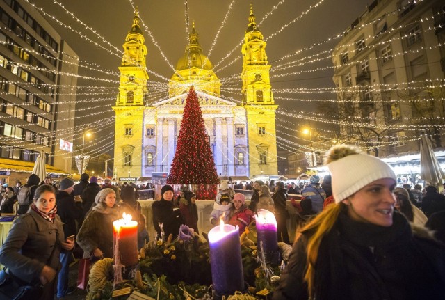 Díszkivilágítás a fővárosi Szent István téren advent negyedik vasárnapján, aranyvasárnap 2016. december 18-án. MTI Fotó: Mohai Balázs