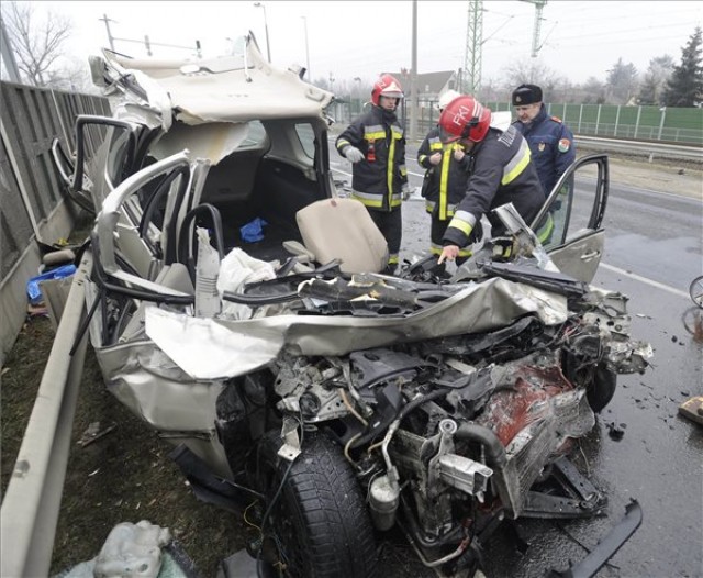 Busszal ütközött egy autó Budapesten