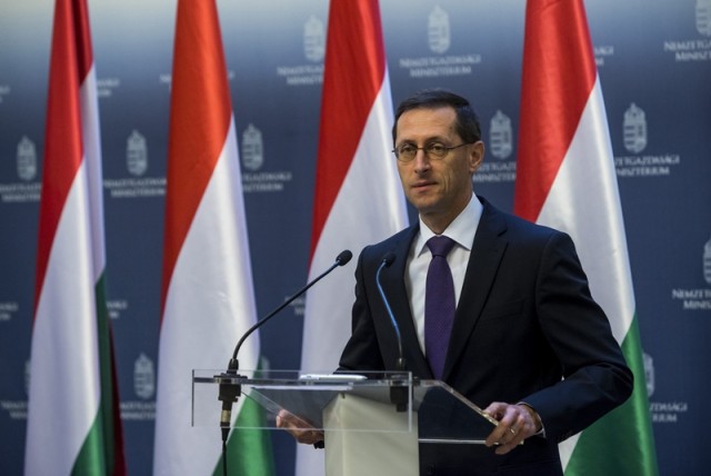 Varga Mihály nemzetgazdasági miniszter a Banai Péter Benő államháztartásért felelős államtitkárral a 2016. évi államháztartási folyamatokról tartott sajtótájékoztatón a minisztériumban 2017. január 6-án. MTI Fotó: Marjai János