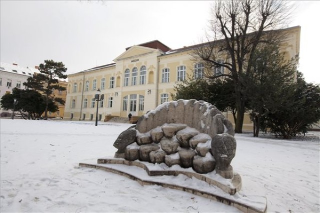 Félmilliárd forintból megújult a Savaria Múzeum homlokzata és parkja