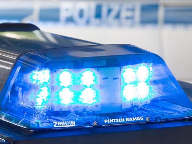 Ein Blaulicht auf dem Dach eines Polizeiwagens.