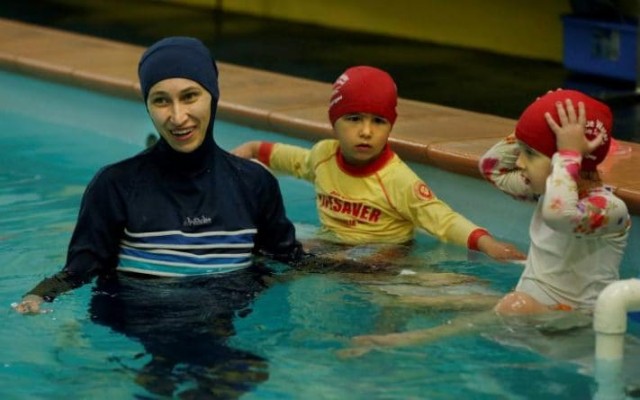 Burkinit viselő nő egy medencében