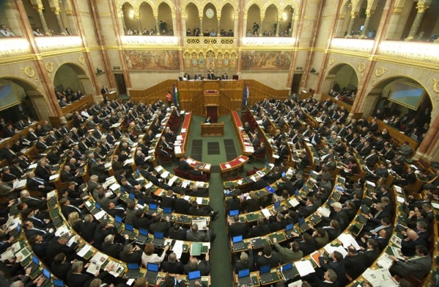A négynapos ülés hétfőn 13 órakor kezdődik