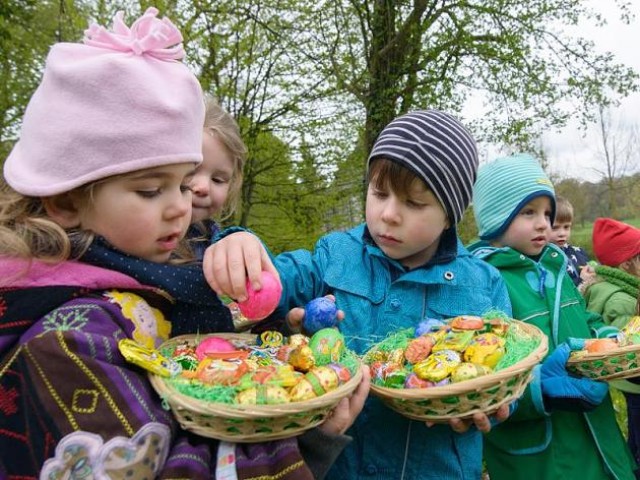 Kinder bei der Ostereiersuche (Symbolbild): In Bochum haben dreiste Eierdiebe den Kindern das Osterfest kräftig verdorben
