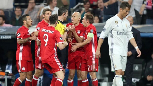 Stars des FC Bayern stürmen Schiri-Kabine
