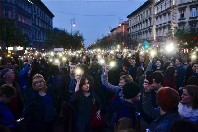 Tüntetés a civil szervezetekről szóló törvénytervezet ellen Budapesten