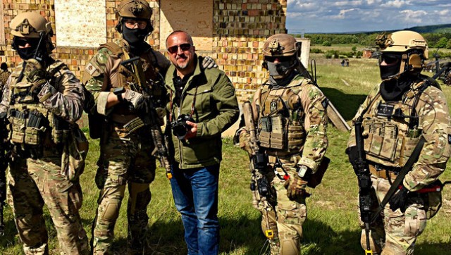 krone.at-Chefredakteur Richard Schmitt im Kreise der Soldaten