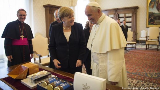 Ferenc pápa és Angela Merkel