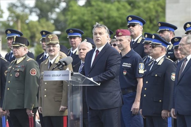 Rendőr tiszthelyettesek ünnepélyes eskütétele