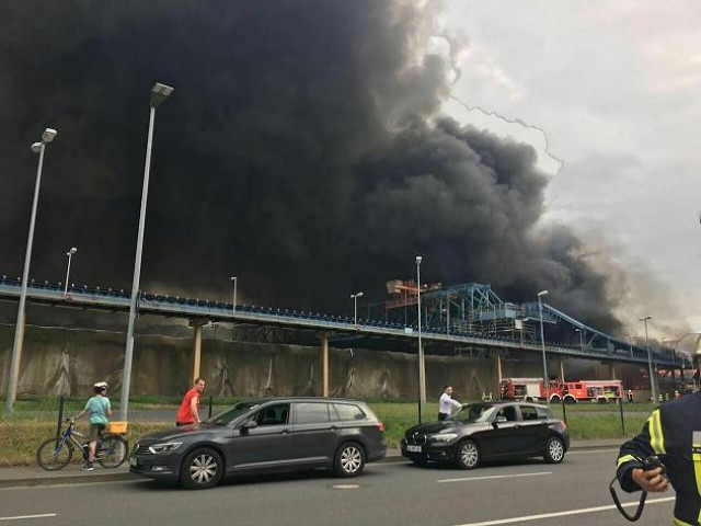 Dunkle Rauchwolke über Ochsenfurt: Lärmschutzwand aus Strohballen in Brand