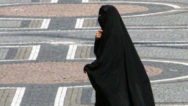 Ausztria betiltja a burka nyilvános helyeken történő viselését
