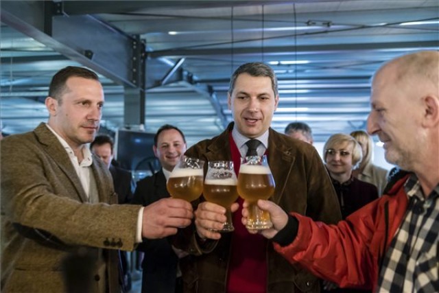 Lénárd András, a Csíki Sör Manufaktúrát üzemeltető Lixid Project Kft. vezetője Lázár János és Simonffy Árpád sörfőző mester