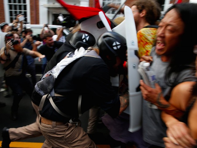 Tüntetők Charlottesville-ben