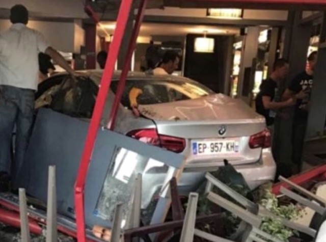 Autó hajtott egy páriszi pizzéria vendégei közé, egy 8 éves kislány meghalt - 2017. augusztus 14.