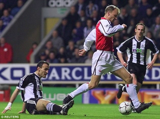 Dennis Bergkamp legendás gólja a Premier League legszebbike