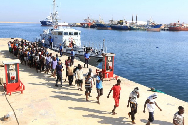 Migránsok lépnek partra egy hajóról - 2017. szeptember