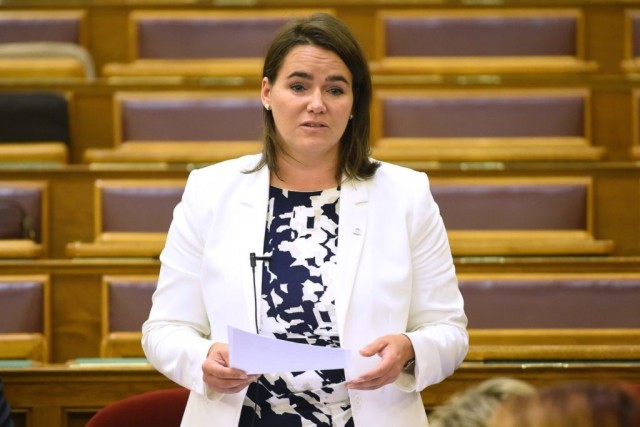 Novák Katalin család- és ifjúságügyért felelős államtitkár válaszol Bangóné Borbély Ildikó szocialista képviselő napirend előtti felszólalására az Országgyűlés plenáris ülésén a Parlamentben 2017. szeptember 19-én. Forrás: MTI