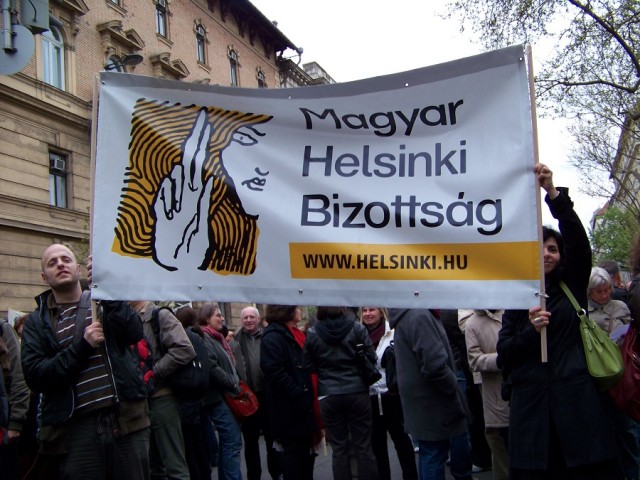 A Helsinki Bizottság aktivistái egy molinóval