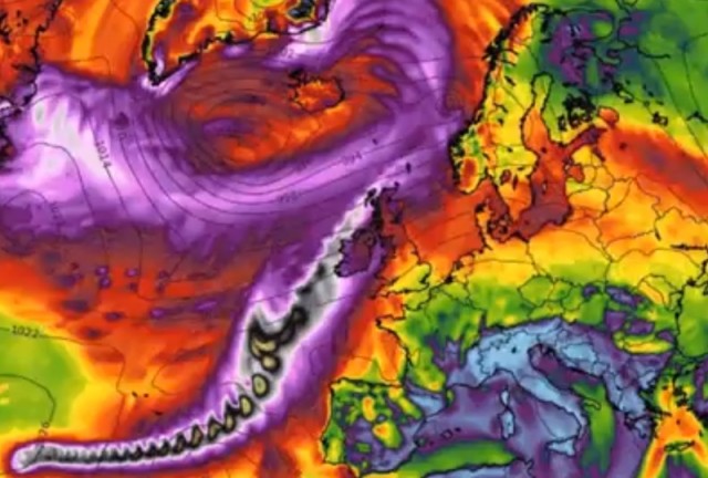 Orkánerejű széllel, özönvízszerű esőzéssel és nyárias hőmérsékletekkel érkeznek a Brit-szigetek fölé hétfőn az Ophelia hurrikán addigra valamelyest szelídülő áramlatai.