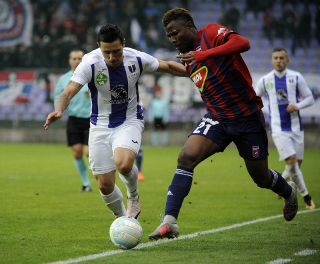 Az újpesti Branko Pauljevic és a fehérvári Ezekiel Henry az OTP Bank Liga 14. fordulójában játszott Újpest–Videoton mérkőzésen a Szusza Ferenc Stadionban 2017. október 28-án Fotó: Czagány Balázs / MTI