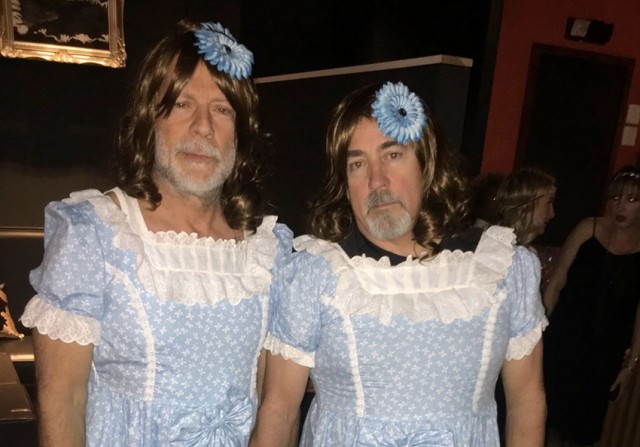 Bruce Willis és asszisztense, Stephen J. Eads halloween-jelmezükben - 2017. október 31.