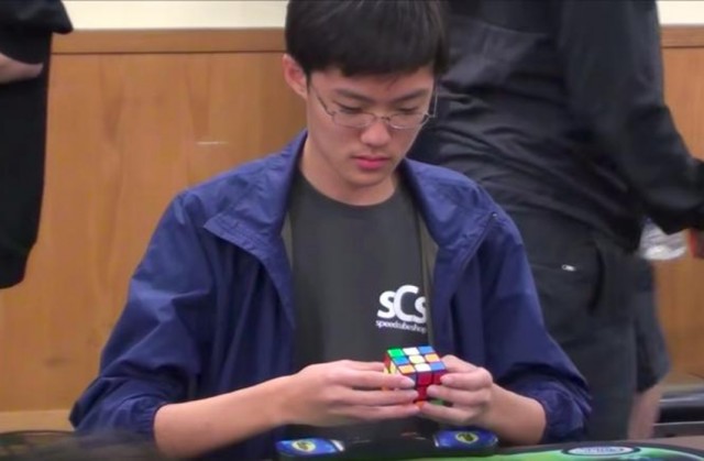 SeungBeom Cho a Rubik-kocka világrekord idő alatt kirakása közben - 2017. október