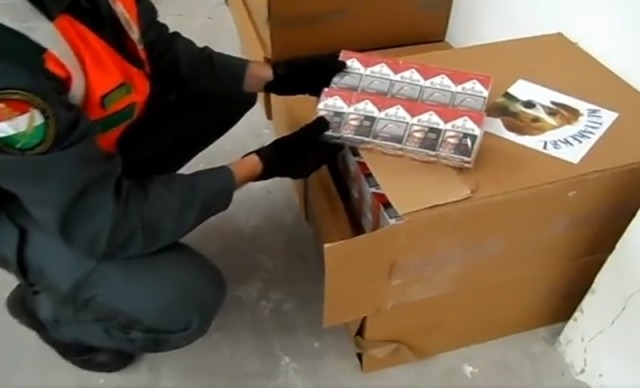 Kutyakekszes dobozokba rejtett adózatlan cigarettát találtak Budapesten