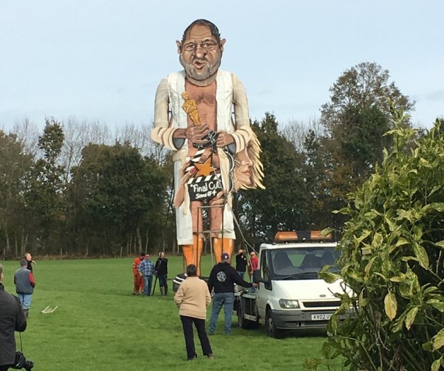 Harvey Weinsteint ábrázoló bábut égetnek el az idei Guy Fawkes-napi ünnepségen az angliai Edenbridge-ben