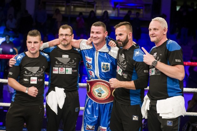 A címvédő Szellő Imre (k) csapattársaival örül az amerikai Robert Hall Jr. legyőzése után a Boksz Világszervezet (WBO) cirkálósúlyú interkontinentális bajnoki címéért rendezett ökölvívó-mérkőzés végén a Felix Promotion gálán a salgótarjáni városi sportcsarnokban 2017. november 10-én. MTI Fotó: Komka Péter