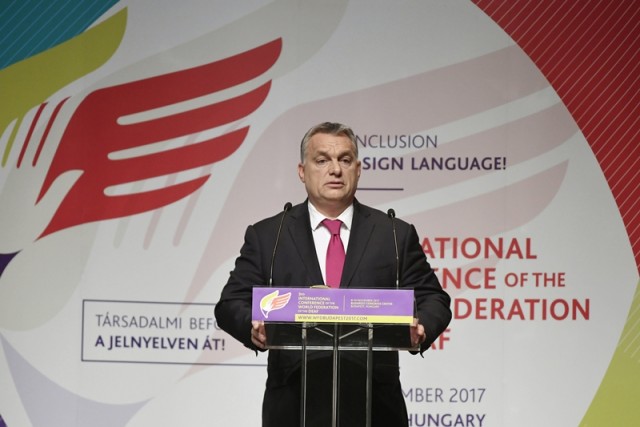 Orbán Viktor miniszterelnök a Siketek Világszövetsége 3. nemzetközi konferenciáján a Budapest Kongresszusi Központban 2017. november 10-én. MTI Fotó: Koszticsák Szilárd
