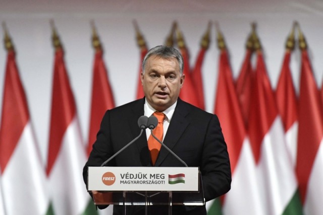 Orbán Viktor miniszterelnök, a Fidesz újraválasztott elnöke felszólal a párt XXVII., tisztújító kongresszusán a budapesti Hungexpón 2017. november 12-én. Orbán Viktort egyhangúlag, 1358 szavazattal választották újra pártelnöknek. MTI Fotó: Koszticsák Szilárd