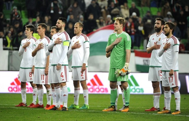 Nagy Ádám, Németh Krisztián, Stieber Zoltán, Kádár Tamás, Szabó János, Dibusz Dénes, Böde Dániel és Márkvárt Dávid (b-j), a magyar labdarúgó-válogatott tagjai a Himnuszt éneklik, miután barátságos mérkőzésen legyőzték Costa Rica csapatát a budapesti Groupama Arénában 2017. november 14-én. Magyarország-Costa Rica 1-0. MTI Fotó: Czagány Balázs
