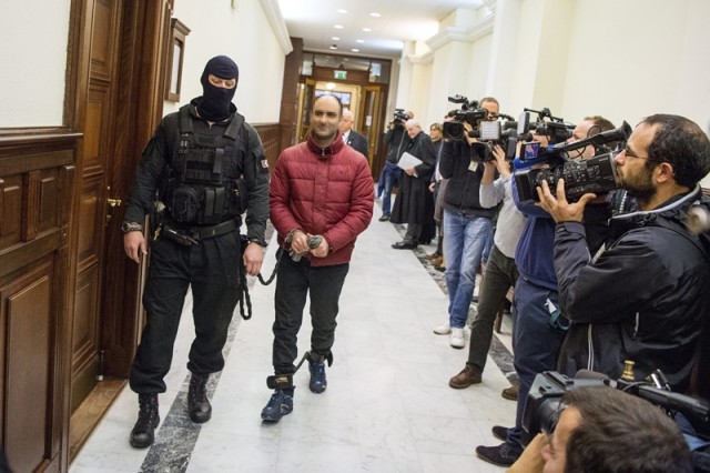 A terrorcselekménnyel vádolt Ahmed H. szír férfit kísérik az ügyének megismételt elsőfokú eljárása miatt indult per tárgyalására a Kúrián 2017. november 14-én. MTI Fotó: Balogh Zoltán