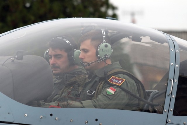 Török Péter kiképző (b) és Radnai Ádám pilótajelölt egy Zlin Z-242L gyakorló repülőgép fedélzetén a szolnoki helikopterbázison 2017. november 14-én. Két évtized után újraindul a hazai felsőfokú pilótaképzés a 2018/2019-es tanévtől a Nemzeti Közszolgálati Egyetem (NKE) Hadtudományi és Honvédtisztképző Karán. MTI Fotó: Mészáros János