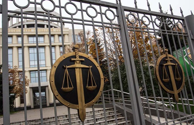 Érfelvágással tiltakozott vádlottak egy csoportja egy moszkvai bíróságon kétéves fogva tartásuk ellen