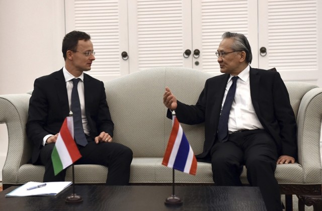 A Külgazdasági és Külügyminisztérium által közreadott képen Szijjártó Péter külgazdasági és külügyminiszter (b) és Don Pramudvinai thai külügyminiszter tárgyal Bangkokban 2017. november 19-én. MTI Fotó: KKM