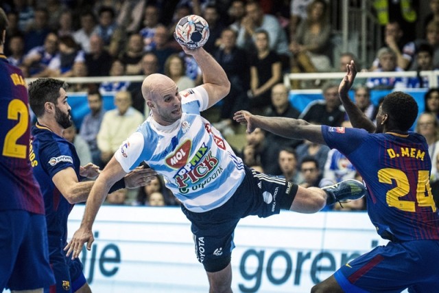 A szegedi Balogh Zsolt (b2) és Dika Mem, a spanyol csapat játékosa (j) a férfi kézilabda Bajnokok Ligája nyolcadik fordulójában játszott MOL-Pick Szeged - FC Barcelona mérkőzésen Szegeden 2017. november 19-én. MTI Fotó: Ujvári Sándor