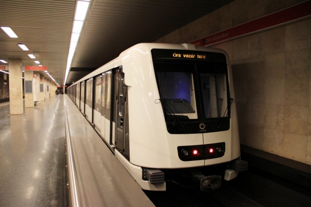 Decembertől éjjel fél egyig jár a 2-es és 4-es metró pénteken és szombaton