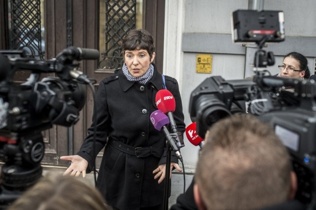 Dobrev Klára, Gyurcsány Ferenc volt szocialista miniszterelnök felesége nyilatkozik a sajtónak a Nemzeti Adó- és Vámhivatal Dél-alföldi Bűnügyi Igazgatósága előtt Kecskeméten 2017. november 24-én. Az Altus Befektetési és Vagyonkezelő Zrt.-t és az Altus Portfólió Kft. vezetőjét tanúként hallgatták meg a hárommilliárdos költségvetési csalással gyanúsított Czeglédy Csaba ügyében. MTI Fotó: Ujvári Sándor