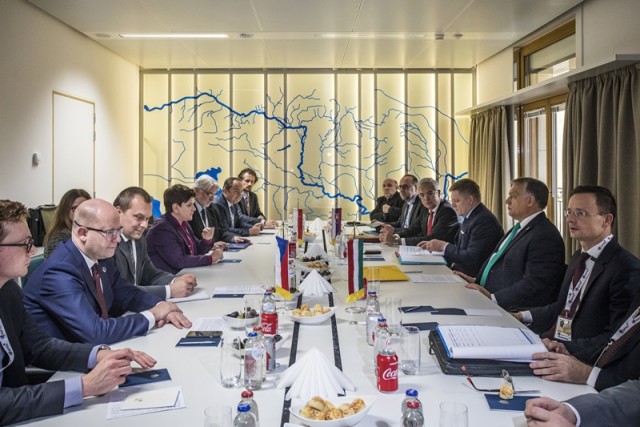 A Miniszterelnöki Sajtóiroda által közreadott képen Orbán Viktor magyar (j2), Robert Fico szlovák (j3), Bohuslav Sobotka cseh (b2) és Beata Szydlo lengyel miniszterelnök (b4) az EU Keleti Partnerség Csúcstalálkozó után tartott V4-es kormányfői találkozón Brüsszelben 2017. november 24-én. Orbán Viktor mellett Szijjártó Péter külgazdasági és külügyminiszter (j). MTI Fotó: Miniszterelnöki Sajtóiroda / Szecsődi Balázs