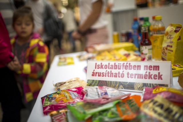 Iskolabüfében nem árusítható termékekeket bemutató stand a Budapest Kongresszusi Központban rendezett Iskolabüfé fesztiválon 2017. november 25-én. A kormány intézkedései arra ösztönzik a büféket, a konyhákat és a szolgáltatókat, hogy minél egészségesebb alapanyagokból készülő, de finom élelmiszereket állítsanak elő és árusítsanak az iskolásoknak. MTI Fotó: Mohai Balázs