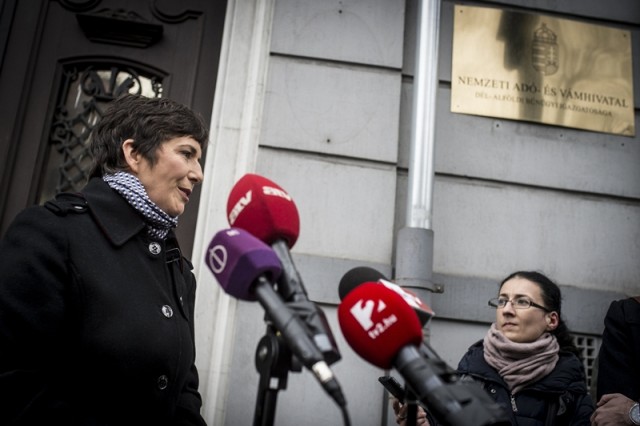 Dobrev Klára, Gyurcsány Ferenc volt szocialista miniszterelnök felesége nyilatkozik a sajtónak a Nemzeti Adó- és Vámhivatal Dél-alföldi Bűnügyi Igazgatósága előtt Kecskeméten 2017. november 24-én. Az Altus Befektetési és Vagyonkezelő Zrt.-t és az Altus Portfólió Kft. vezetőjét tanúként hallgatták meg a hárommilliárdos költségvetési csalással gyanúsított Czeglédy Csaba ügyében. MTI Fotó: Ujvári Sándor