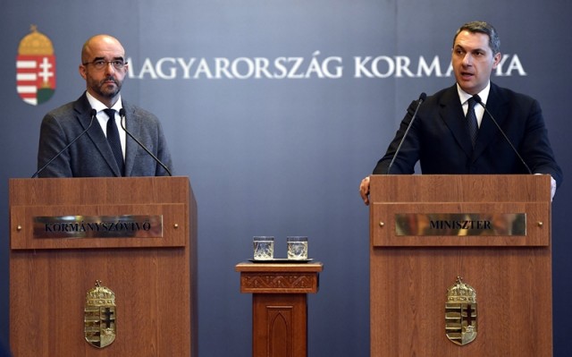 Lázár János, a Miniszterelnökséget vezető miniszter szokásos heti sajtótájékoztatóját tartja az Országházban 2017. november 30-án. Mellette Kovács Zoltán kormányszóvivő (b). MTI Fotó: Illyés Tibor