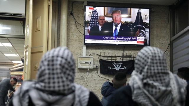 Palesztinok követik Jeruzsálem óvárosában Donald Trump televízión közvetített bejelentését szerdán